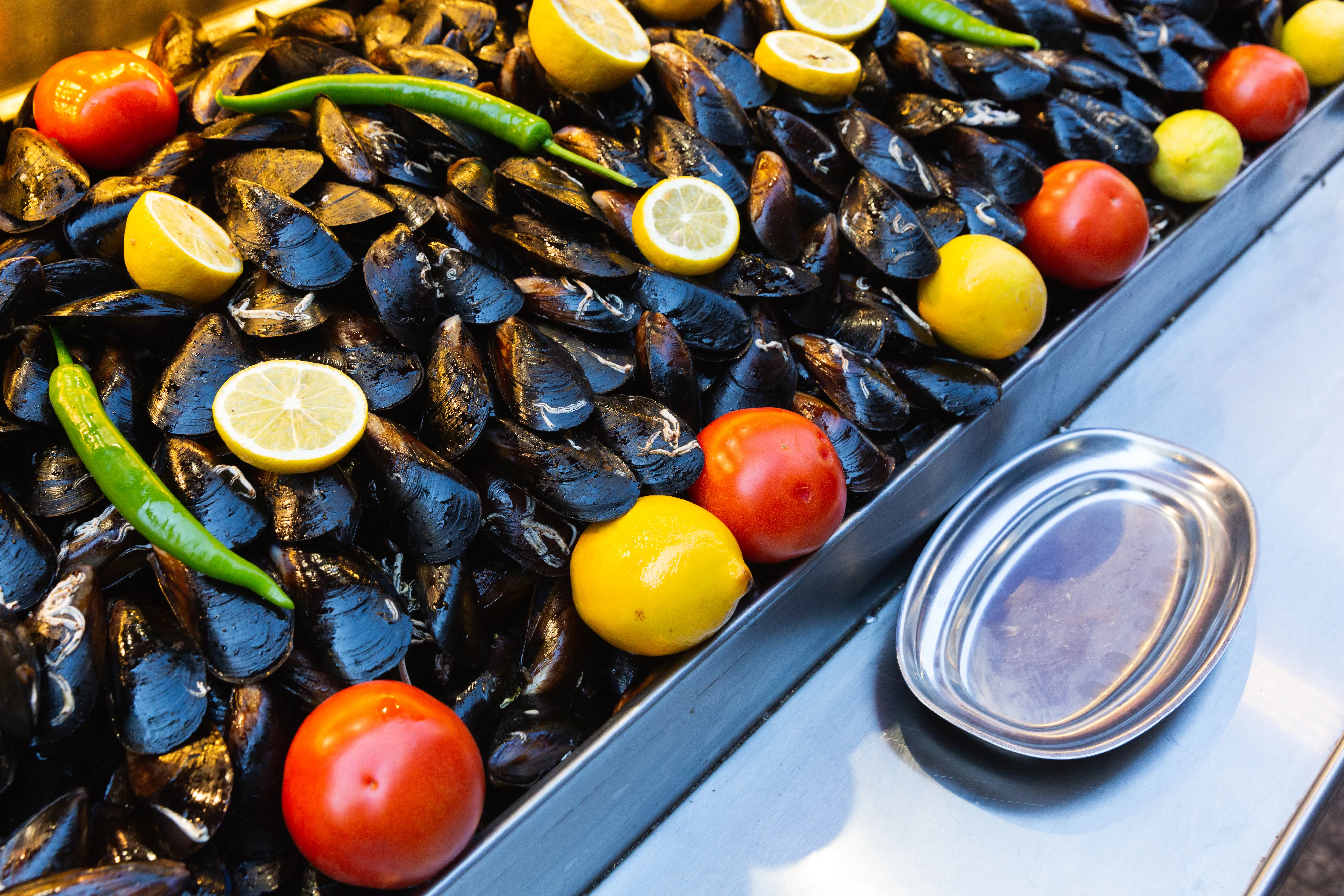 A street stall in Istanbul selling stuffed mussels (midye dolma) from a cold tray
