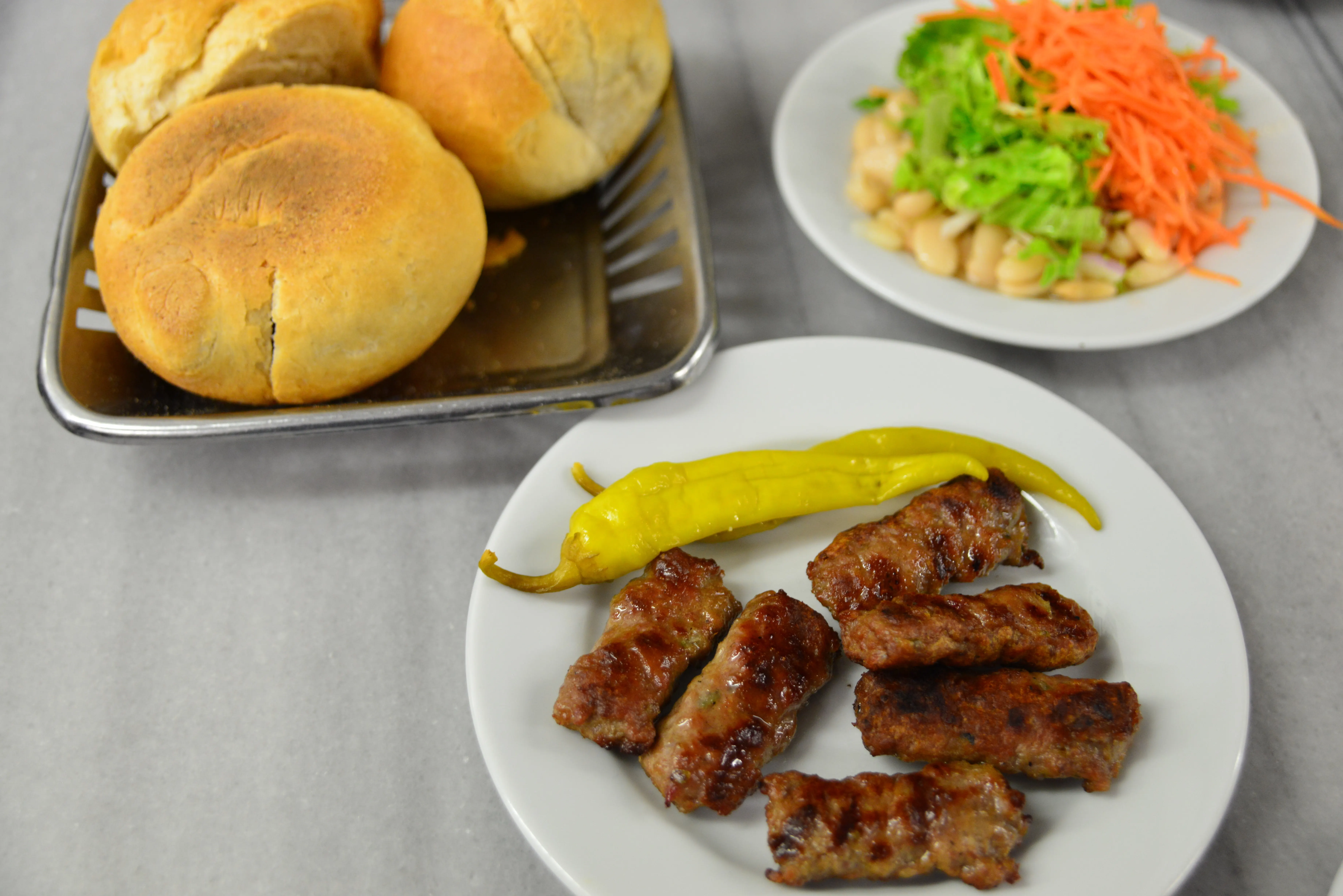 A grilled köfte meat plate served at Sultanahmet Köftecisi in Istanbul
